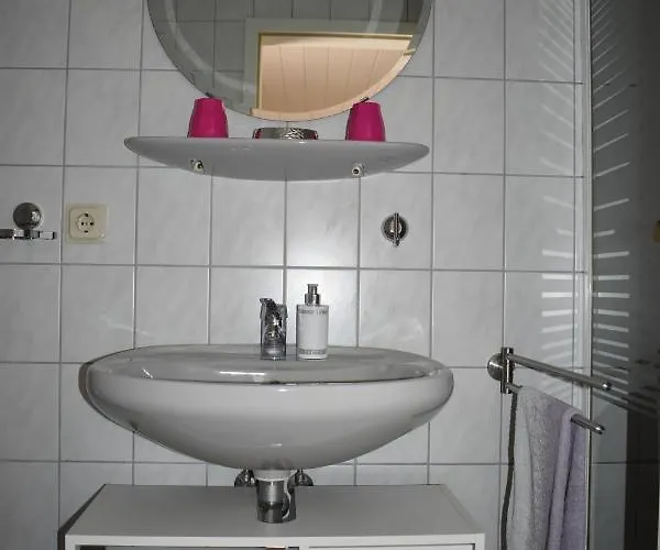 アパート Und Gaestezimmer Peter Busch ベルンカステル・クース